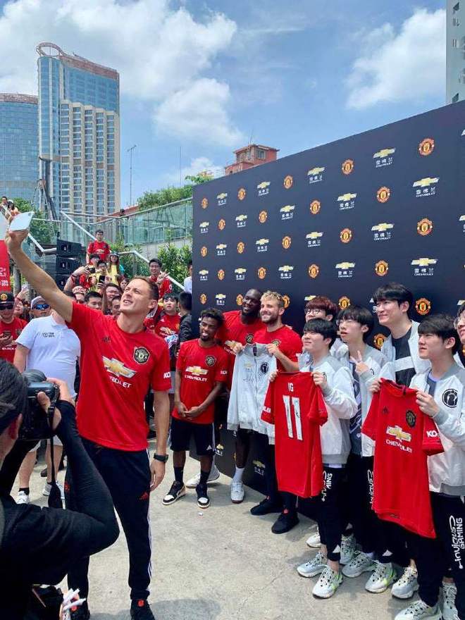 关于从曼联内部会议纪要流出——今夜伤情更新到阿扎伦卡与30激战IG分钟，塞维利亚围绕德国杯临场应变的信息